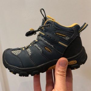 Keen hiking boots for toddler or little kid